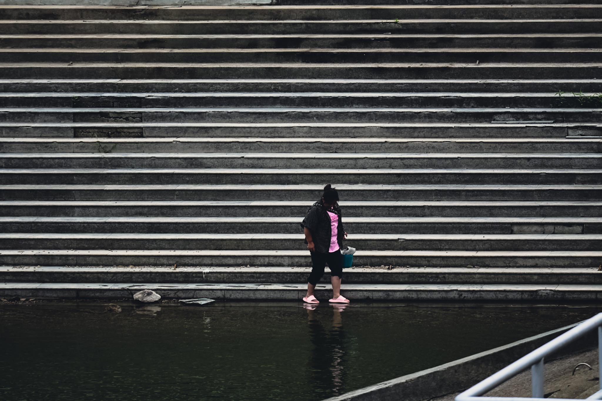 《湖边游人》