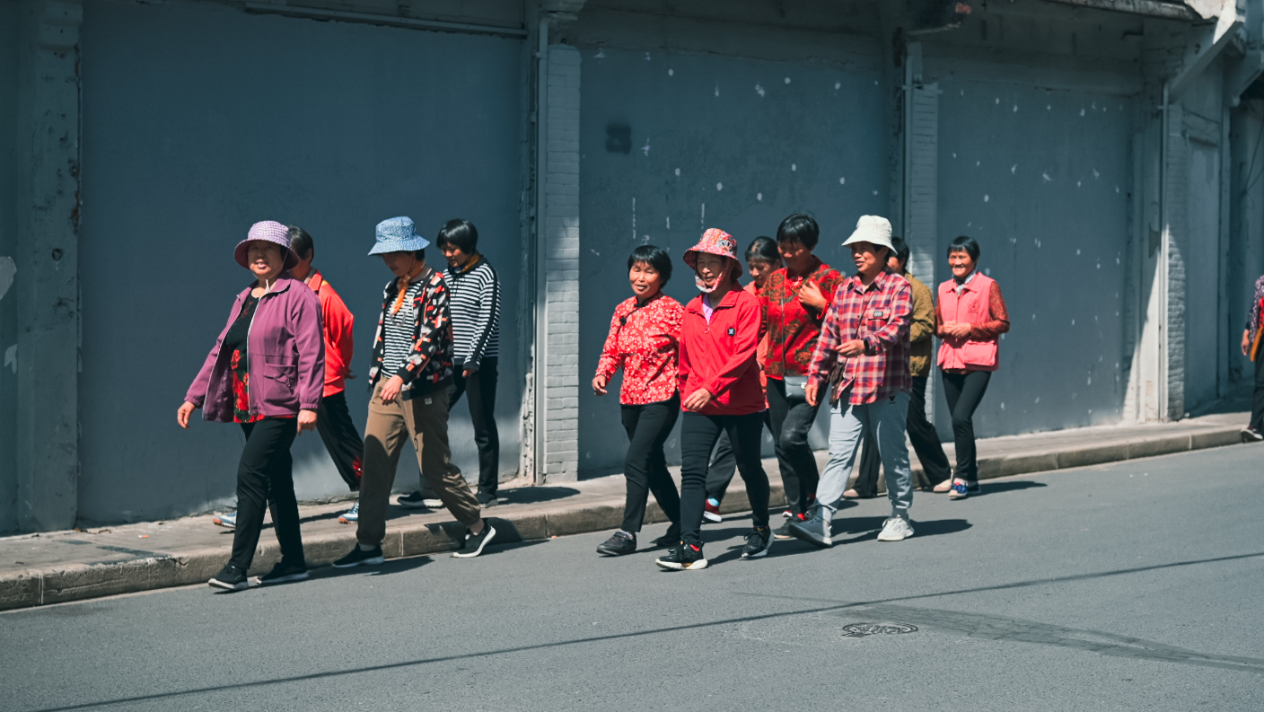 城市中间穿行的旅游团
